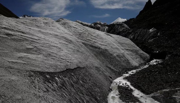 China's glacier area shrinks by 26% over six decades