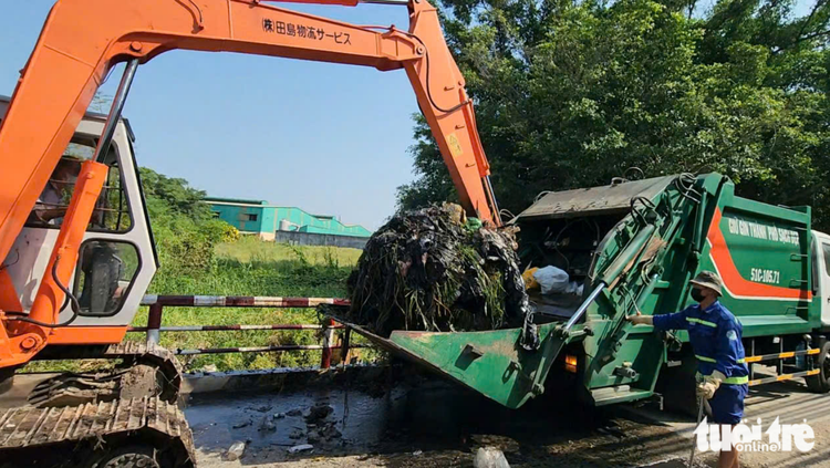 Over 100 tonnes of trash cleared from canals in Ho Chi Minh City’s Binh Tan District