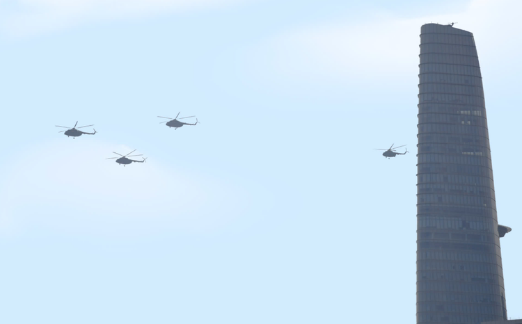 Helicopters, fighter jets rehearse over Ho Chi Minh City ahead of 50th Reunification Day