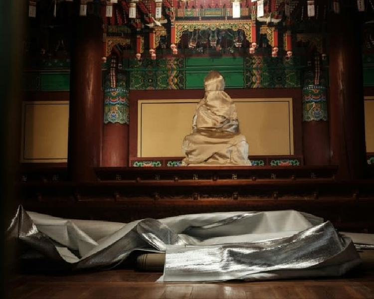 Workers save Buddha as S. Korea's wildfires raze ancient temple