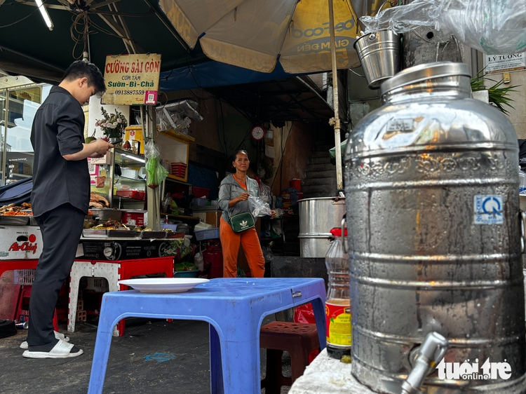 Free iced tea stands help cool off workers amid scorching heat in Ho Chi Minh City