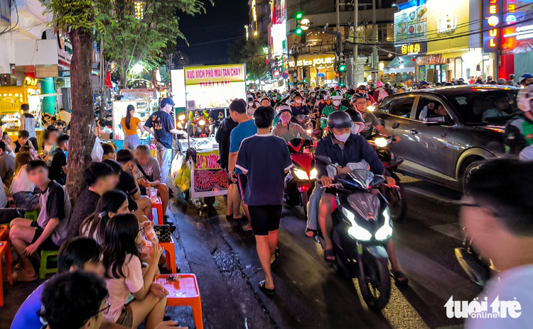 Sidewalks, roadbeds turned into markets in Ho Chi Minh City