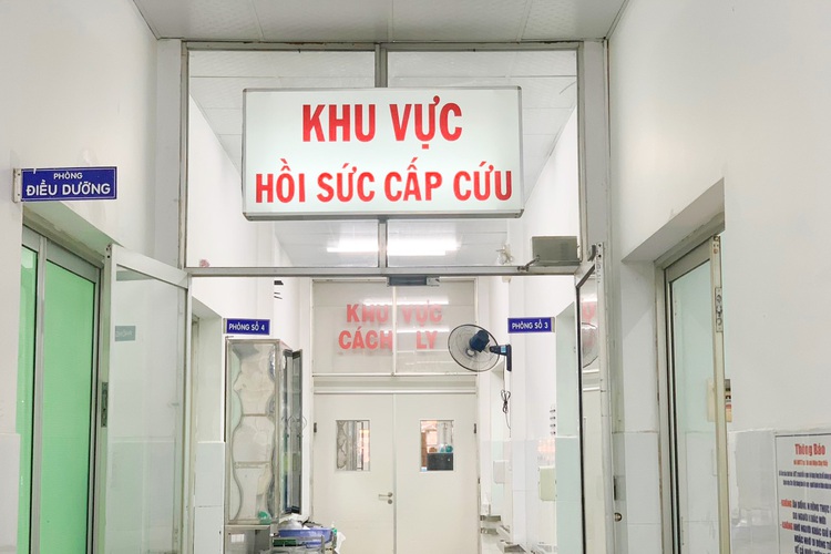 6 Vietnamese hospitalized in critical condition after suspected methanol poisoning
