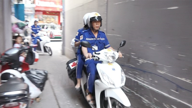 2-wheeled ambulance rushes to save elderly woman with heart failure in Ho Chi Minh City