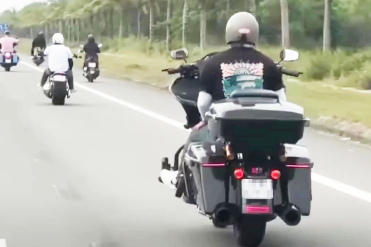 2 South Koreans booked for riding motorcycles with hands off handlebars in Vietnam