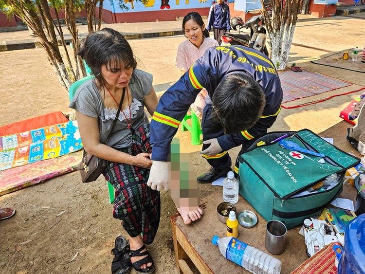 Vietnamese sappers help rescue man trapped 5 days in Myanmar earthquake rubble