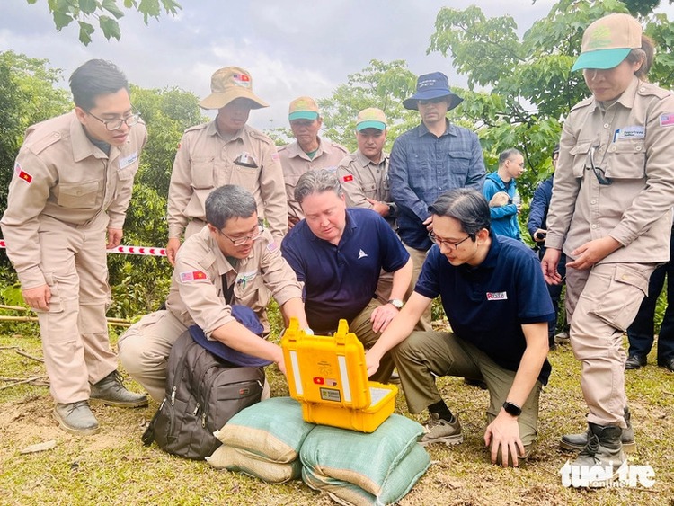 US Ambassador Knapper proposes further funding for UXO clearance in Vietnam