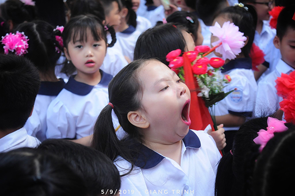 Cô bé học sinh trường Tiểu học Trưng Vương khiến dân mạng bật cười vì thoải mái ngáp dài khi đứng xếp hàng trong giờ khai giảng. Ảnh: Giang Trịnh.