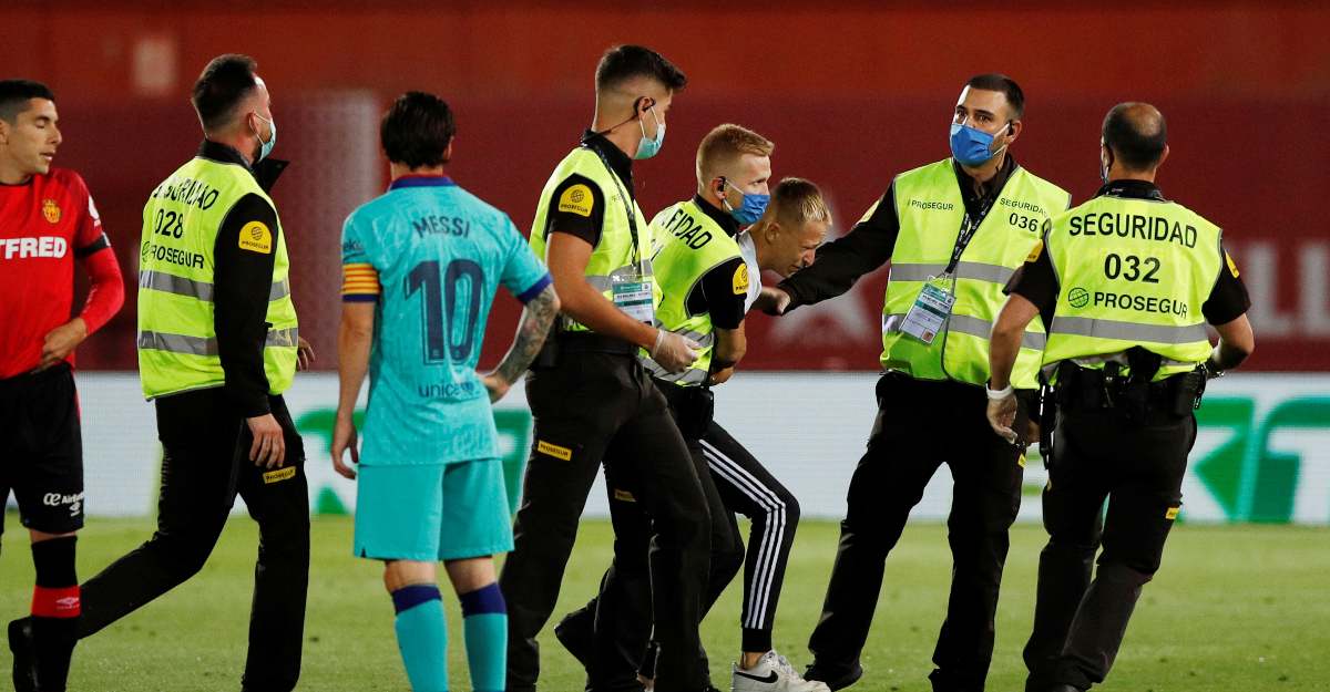 Messi ngao ngán nhìn trận đấu bị gián đoạn