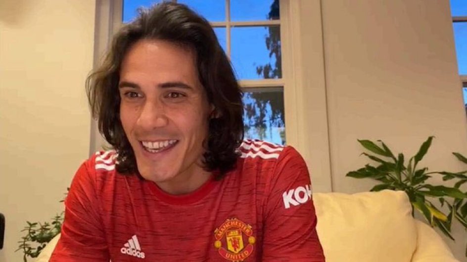 Cavani mặc áo đỏ trả lời phỏng vấn trực tuyến