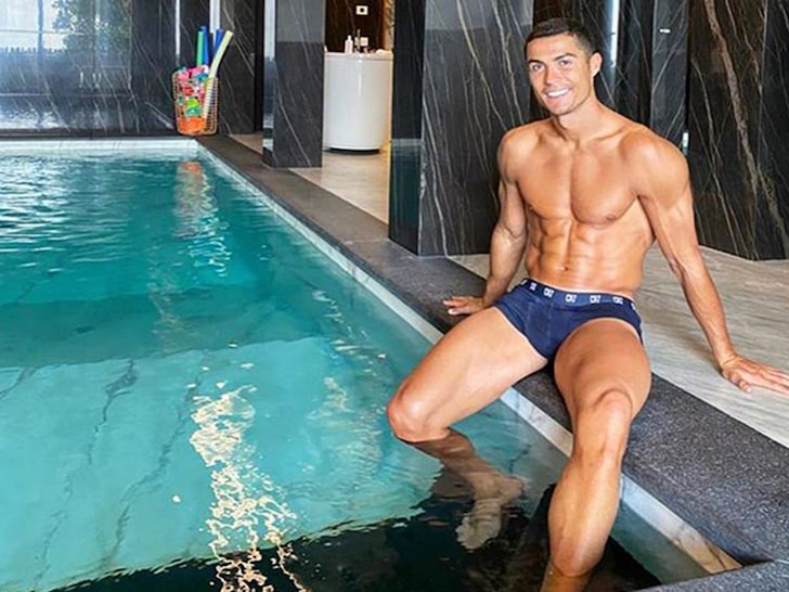 Ronaldo khoe ảnh tươi rói dù đang dính Cô-Vy
