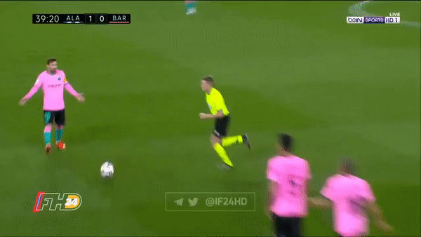 Lionel Messi với hành vi sút bóng vào người trọng tài.