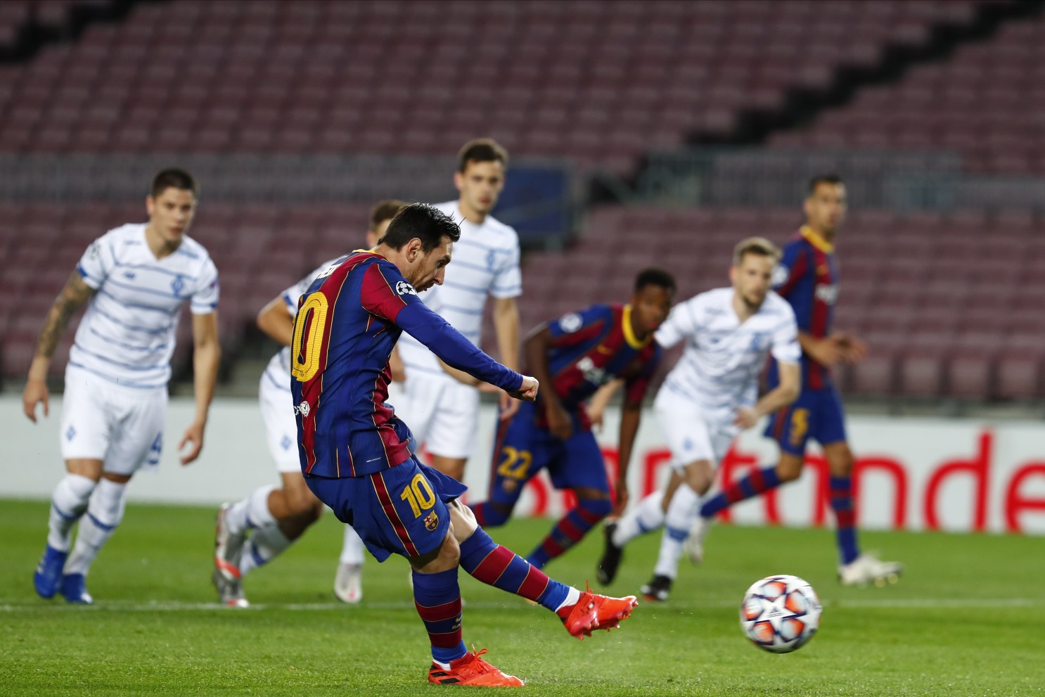 Messi lại ghi bàn từ đá phạt đền