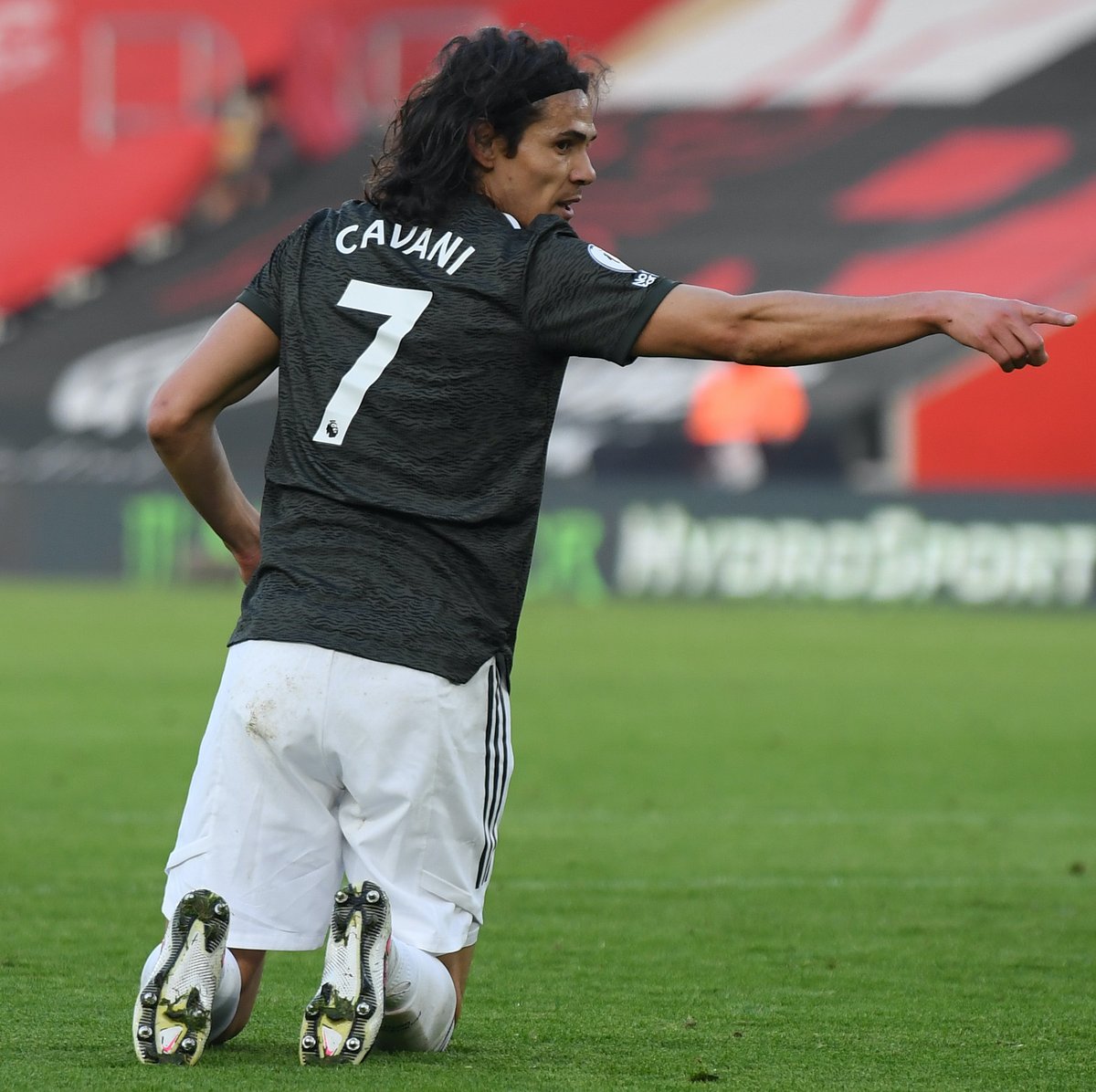 Cavani trở thành người hùng cứu Manchester United