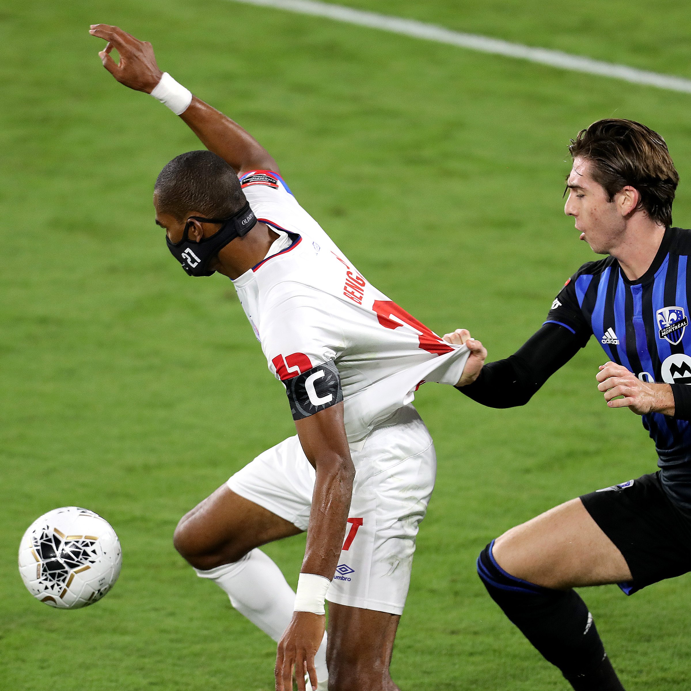 Cầu thủ vừa đá vừa đeo khẩu trang ở Champions League CONCACAF