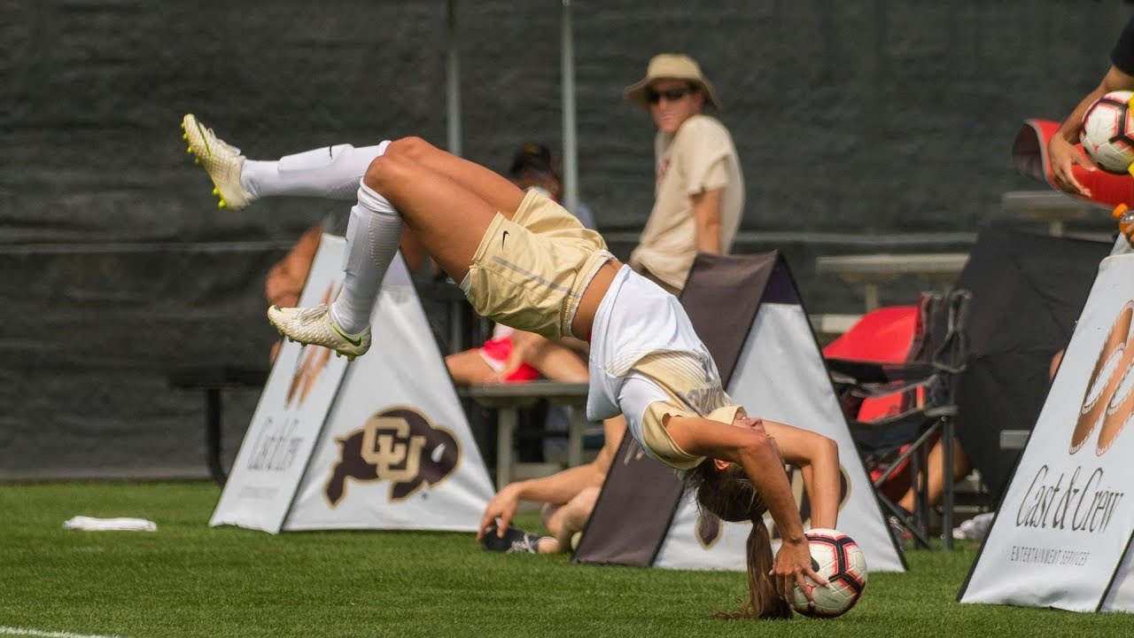 Các nữ cầu thủ của đội Đại học Colorado Athletics nổi như cồn nhờ tài nhào lộn ném biên