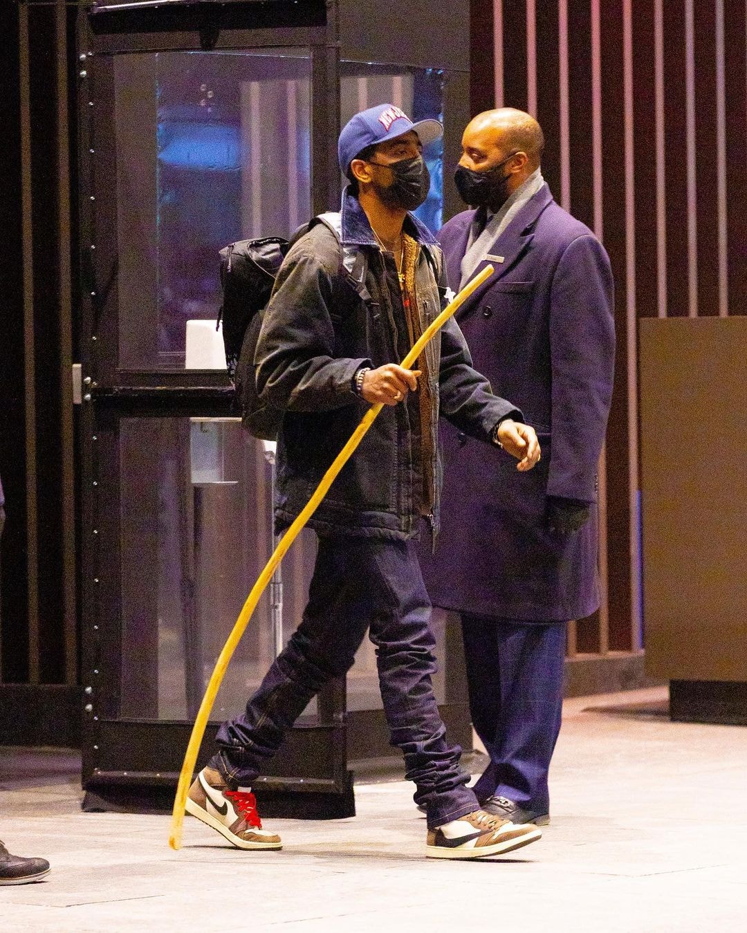Siêu sao hàng đầu NBA, Kyrie Irving cầm gậy phép tung tẩy ngoài đường. Ảnh: Getty.