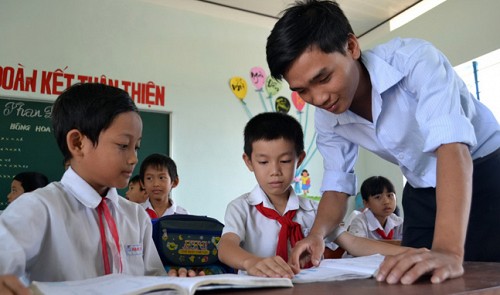 From USBs to TV screens, tech brings lessons to life on Vietnam’s remote islands  - Ảnh 2.