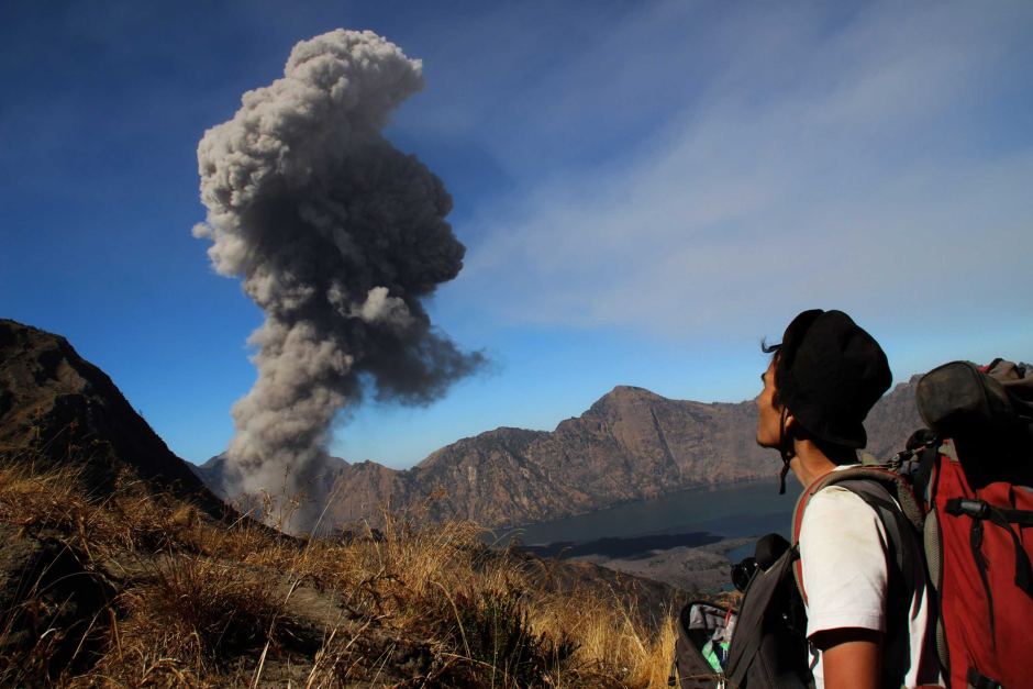 Indonesia races to rescue Brazilian hiker stranded on volcano cliff for four days- Ảnh 1.