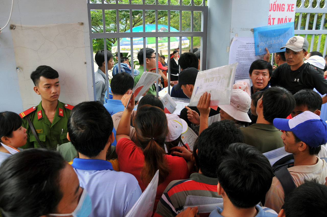 Parents elbow each other for the front of the line. Photo: Tuoi Tre