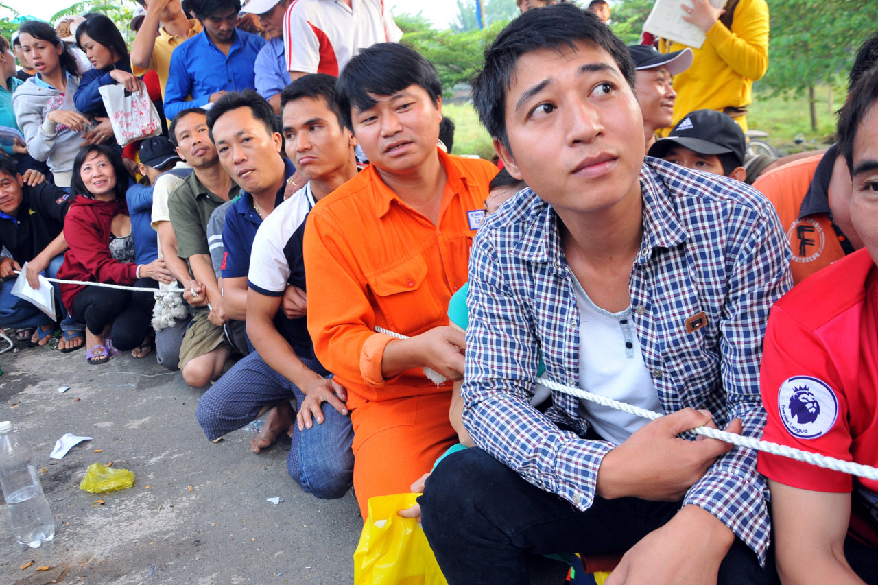 Parents queue outside Tran Quoc Toan Elementary School in Dong Nai Province, August 8, 2017. Photo: Tuoi Tre