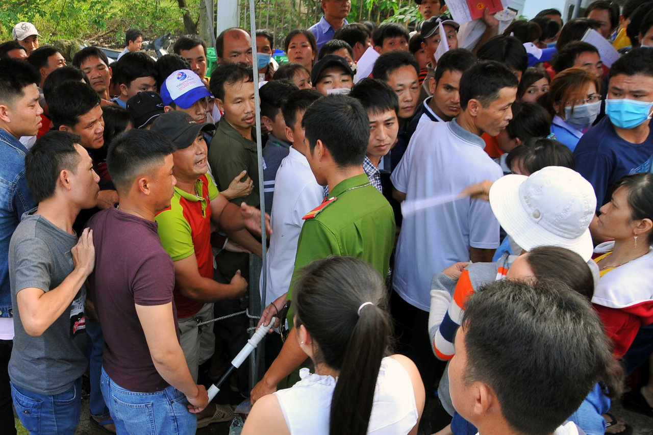 A police officer tries to settle a row between parents. Photo: Tuoi Tre