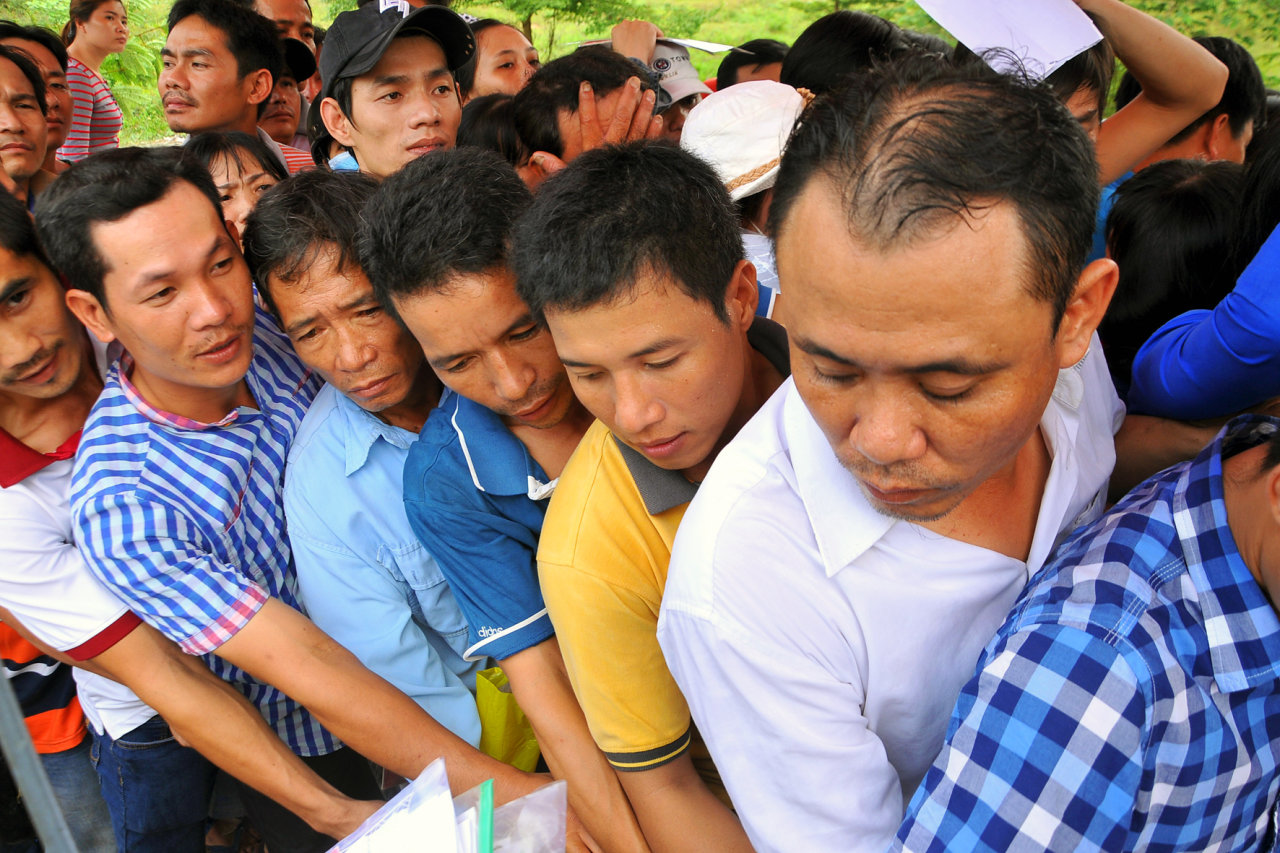 Parents queue outside Tran Quoc Toan Elementary School in Dong Nai Province, August 8, 2017. Photo: Tuoi Tre
