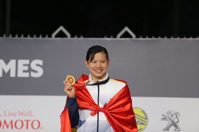Nguyen Thi Anh Vien poses with her women's 200m backstroke gold medal.