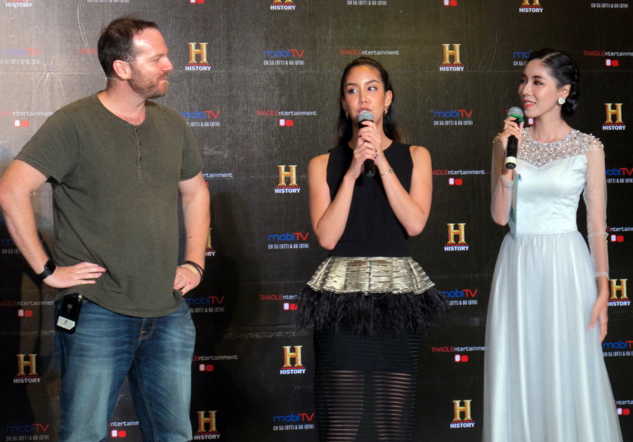 Thai actress Aerin Yuktadatta (C) and Justin Mott (L), judge of the ‘Photo Face-Off’ reality show, are seen at the launch of the ‘History’ TV channel in Vietnam, Ho Chi Minh City August 28, 2017. Photo: Tuoi Tre