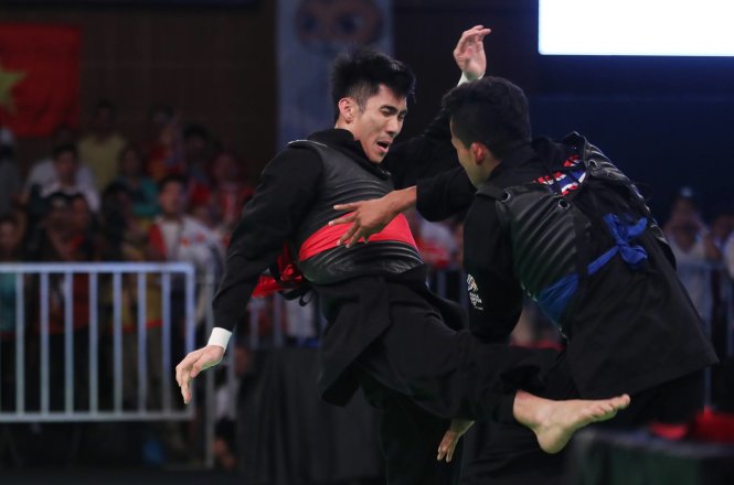 Vietnam's Nguyen Thai Linh (L) competes at the men's 50-60kg event.