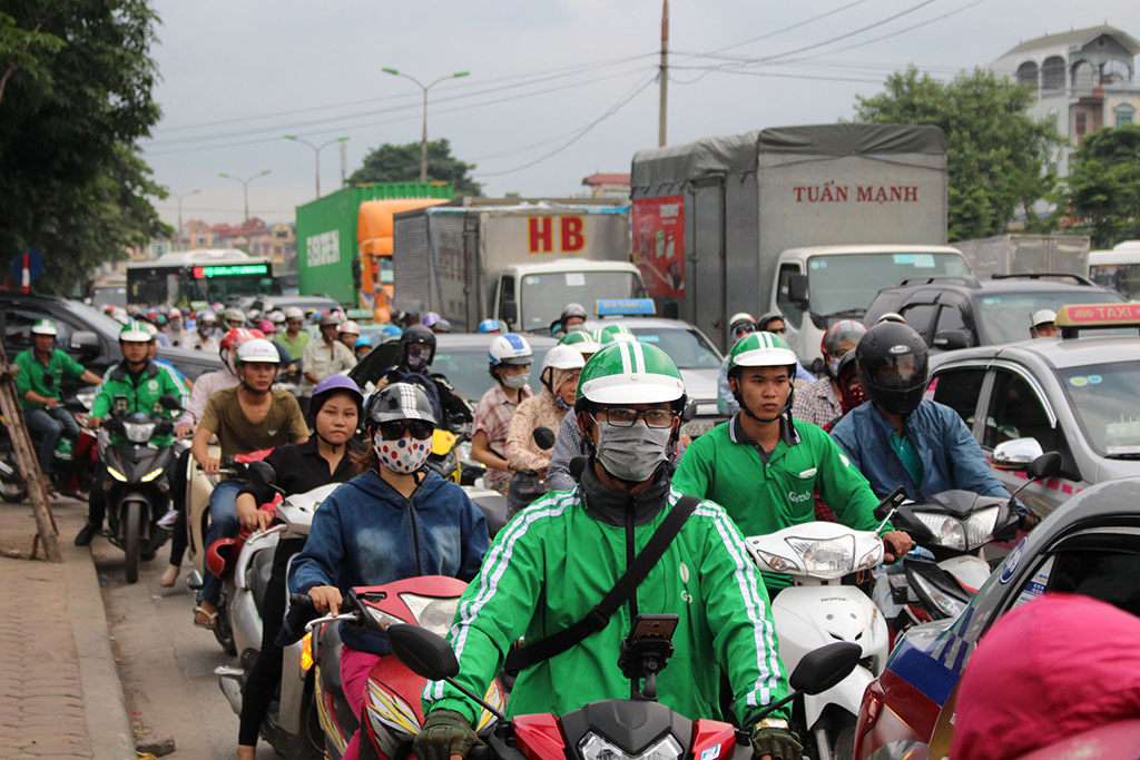 A large number of people travel towards Hanoi following the holiday. 