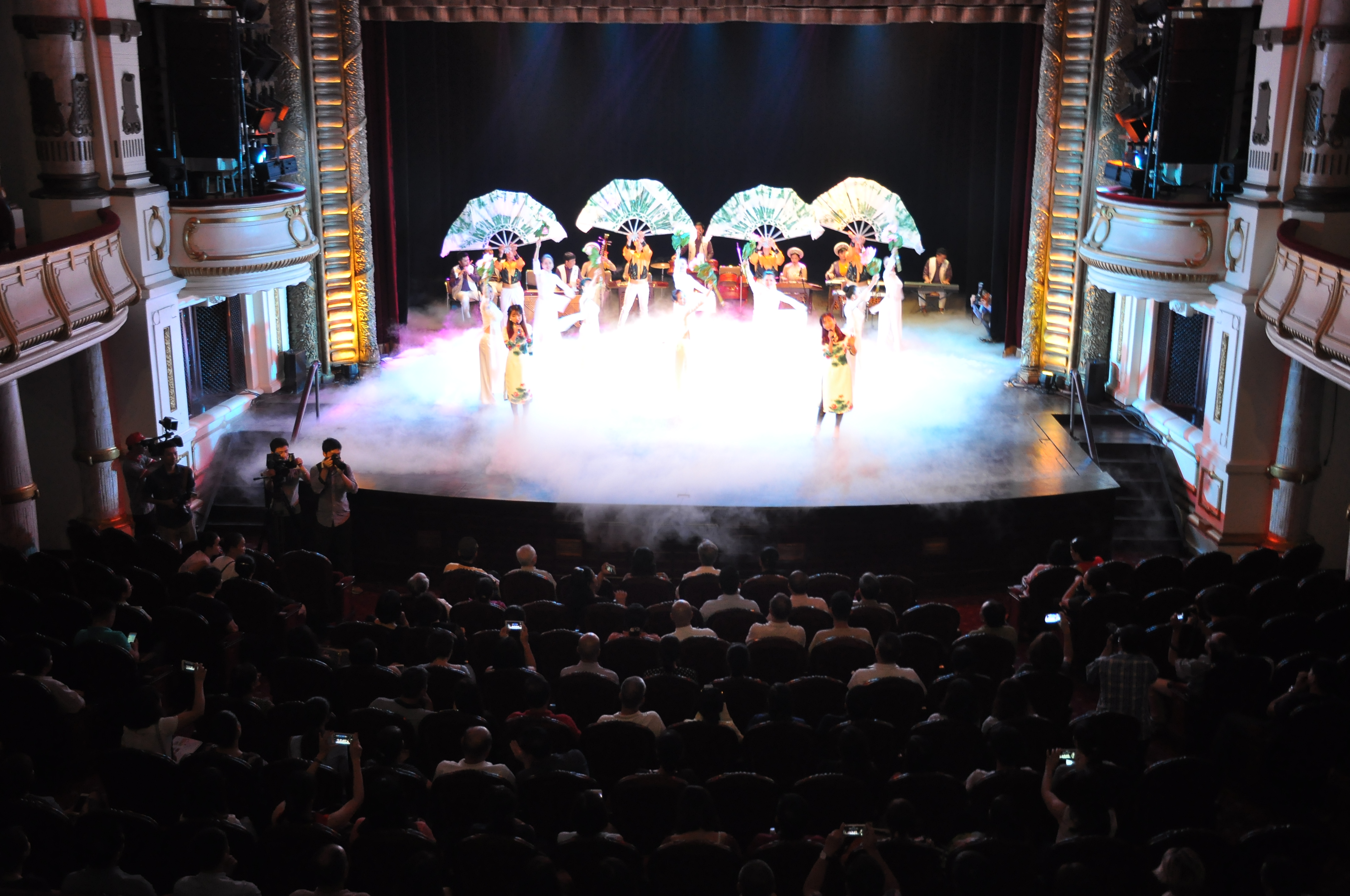 Visitors enjoy a performance inside the auditorium at the Hanoi Opera House, September 6, 2017. Photo: Tuoi Tre