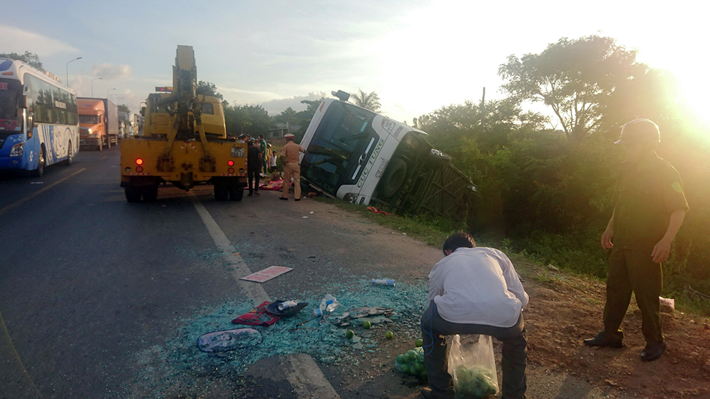Traffic police investigate the scene of a head-on crash between a sleeper bus and a trailer truck in Binh Thuan Province, September 9, 2017. Photo: Tuoi Tre