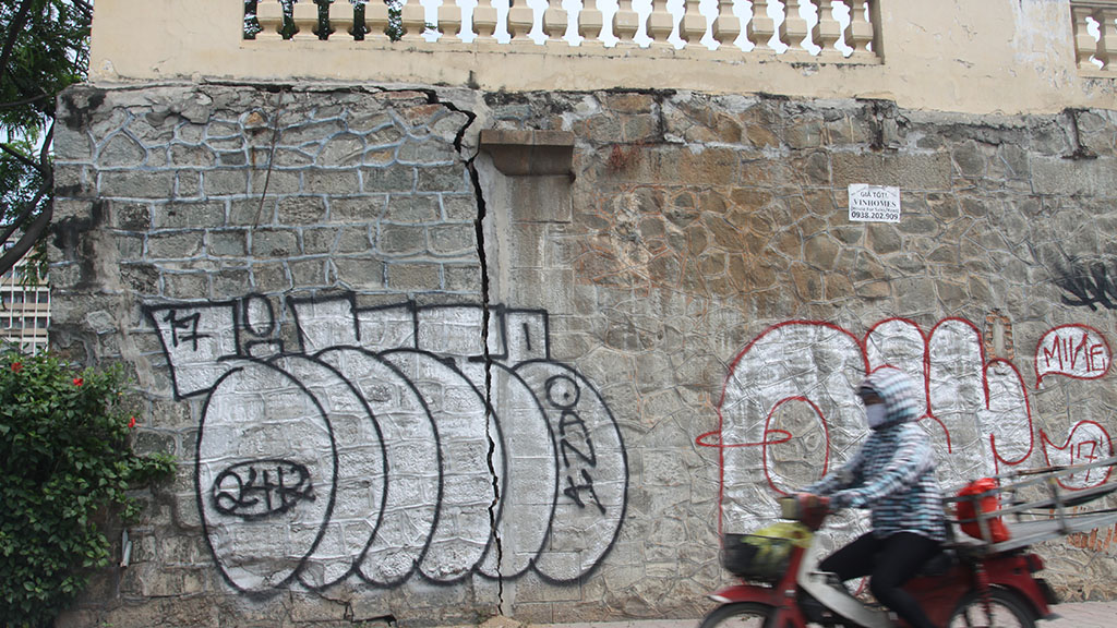 A long crack appears on the abutment of the Mong Bridge. Photo: Tuoi Tre