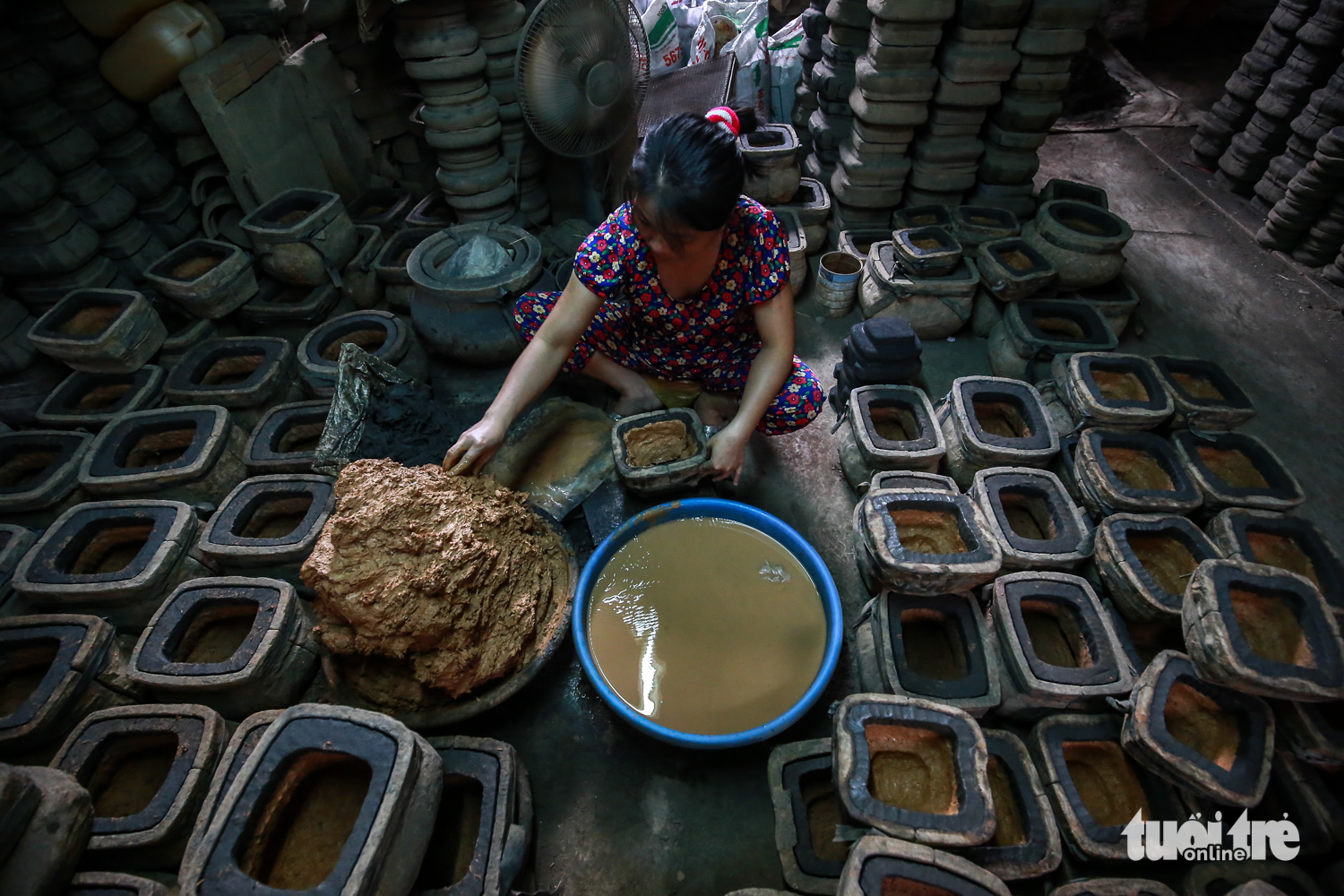 Making a brass burner from scratch involves dozens of steps, with each craftsman being responsible for only one of them. Photo: Tuoi Tre