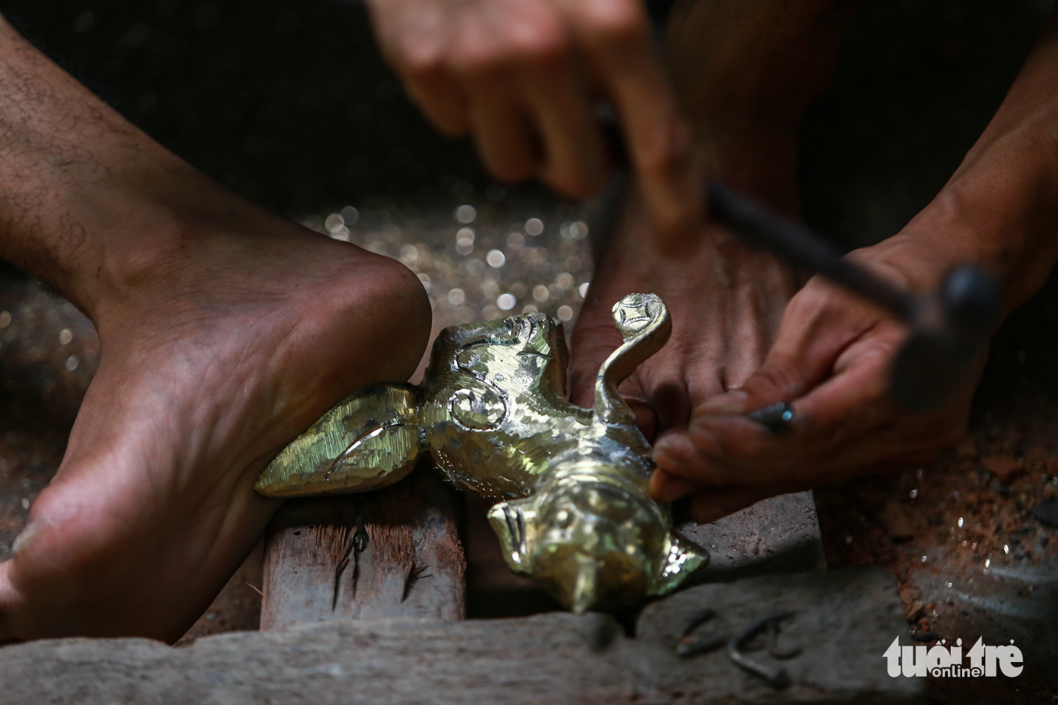 Attention to detail is essential in making a perfect brass burner. Photo: Tuoi Tre