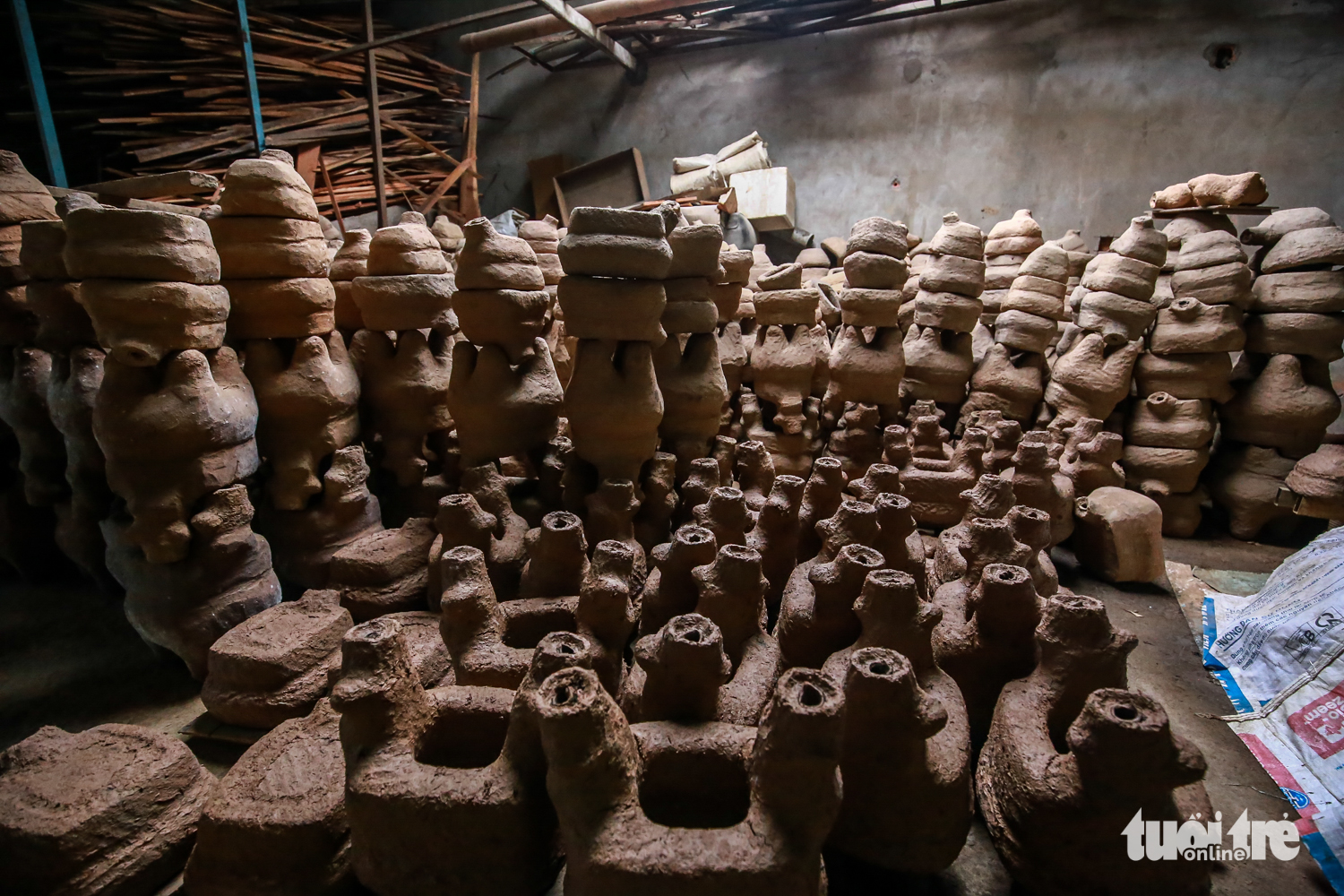 Finished molds are then left to dry. Photo: Tuoi Tre