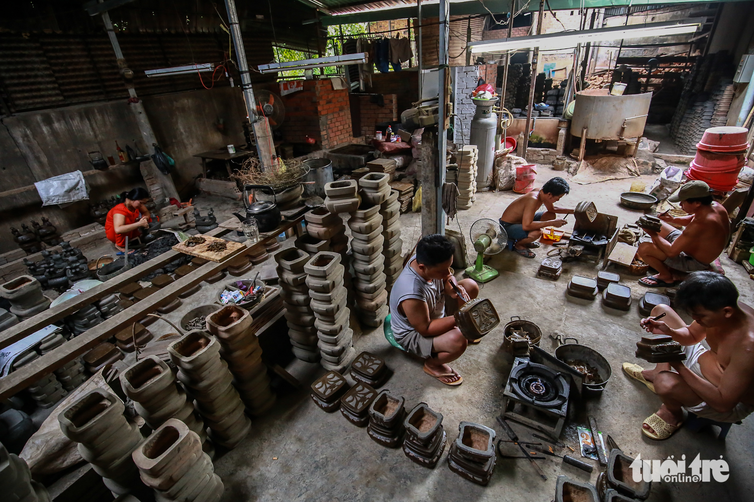 The wax cast is covered in another layer of fine clay. Photo: Tuoi Tre