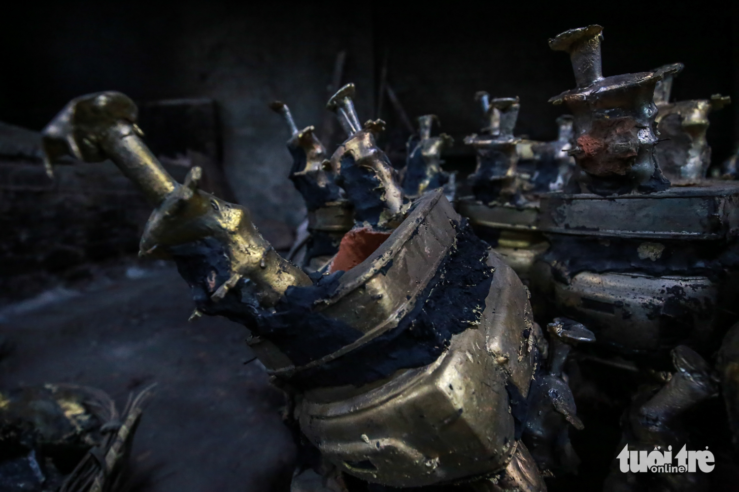 Melted brass is poured in between the external and internal molds. Photo: Tuoi Tre