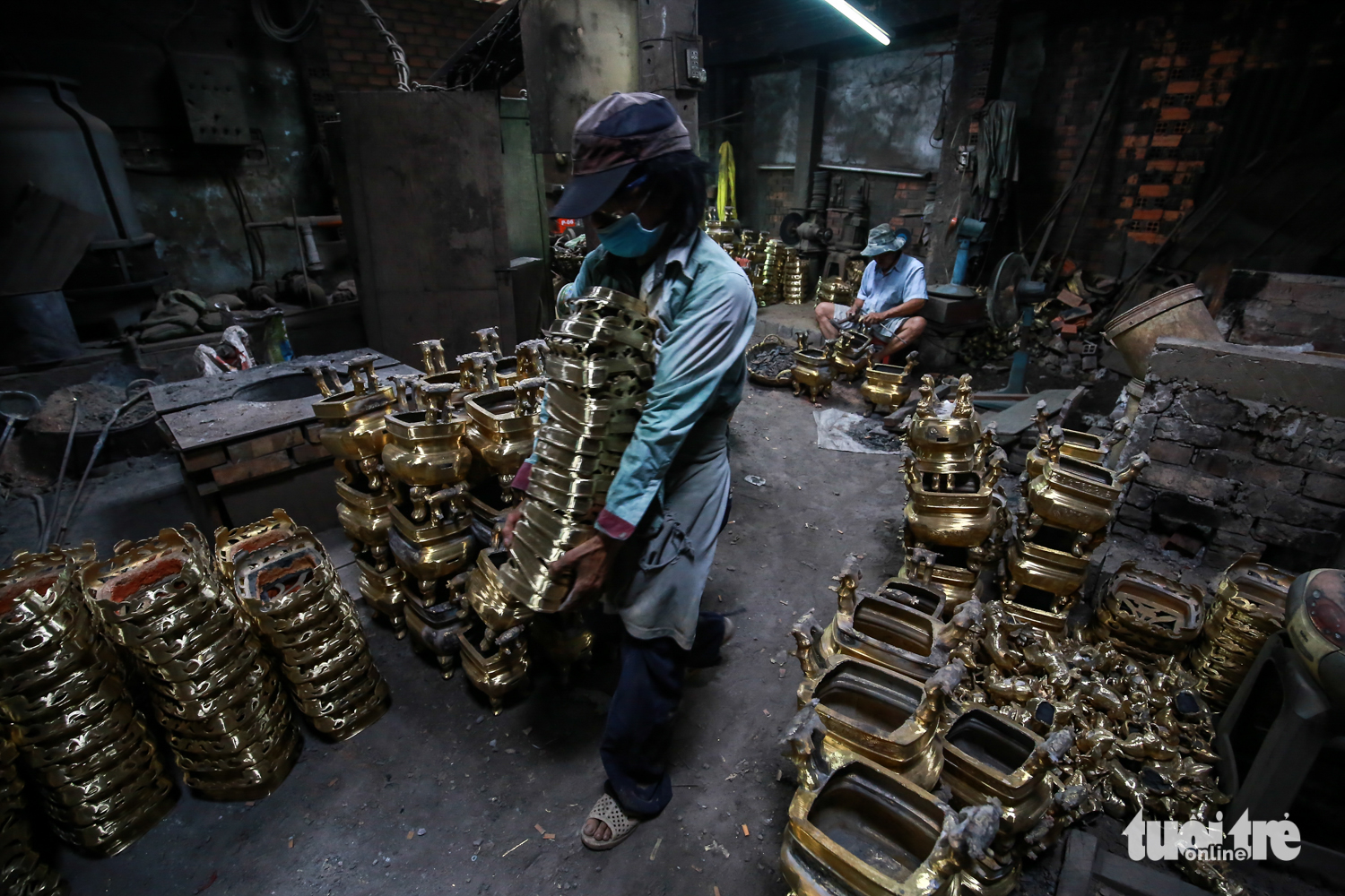 The copper and zinc ratio in the brass is crucial to the quality of the finished product. Photo: Tuoi Tre