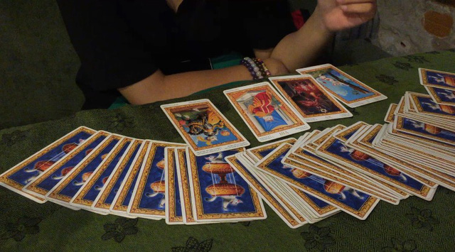 78 cards are used to gain insights into a person’s past, present, and future. Photo: Tuoi Tre