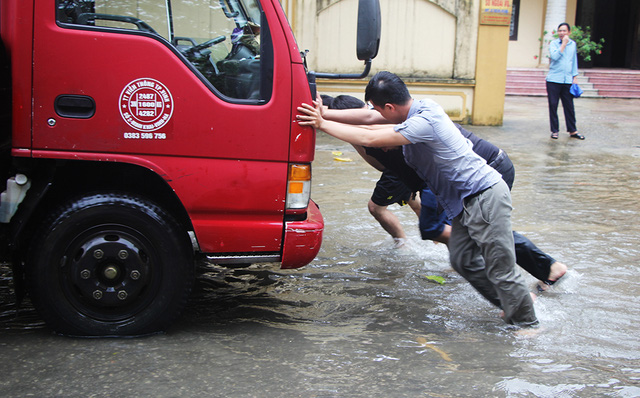 Vehicles break down in floodwater in Vinh City.