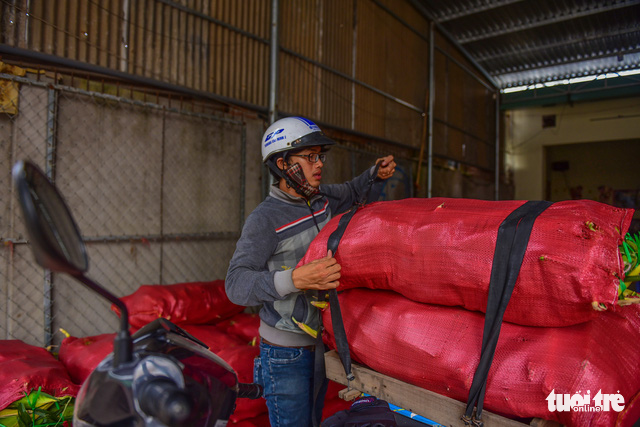 Ho Bao Toan, a frequent customer from Nha Be District, visits the market twice a day.