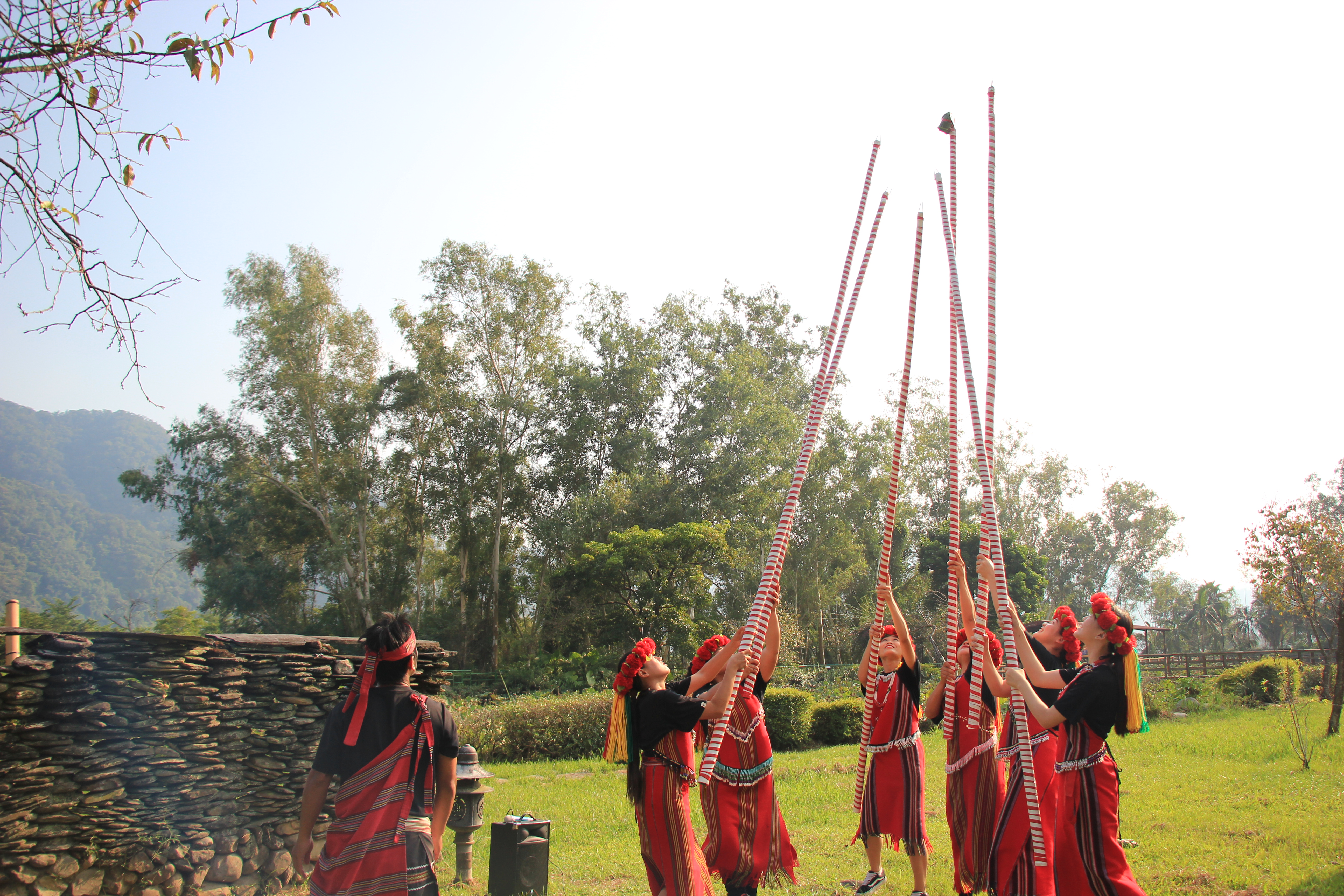 A fortune ball picking game at Atayal Resort - Photo: Dong Nguyen/ Tuoi Tre News
