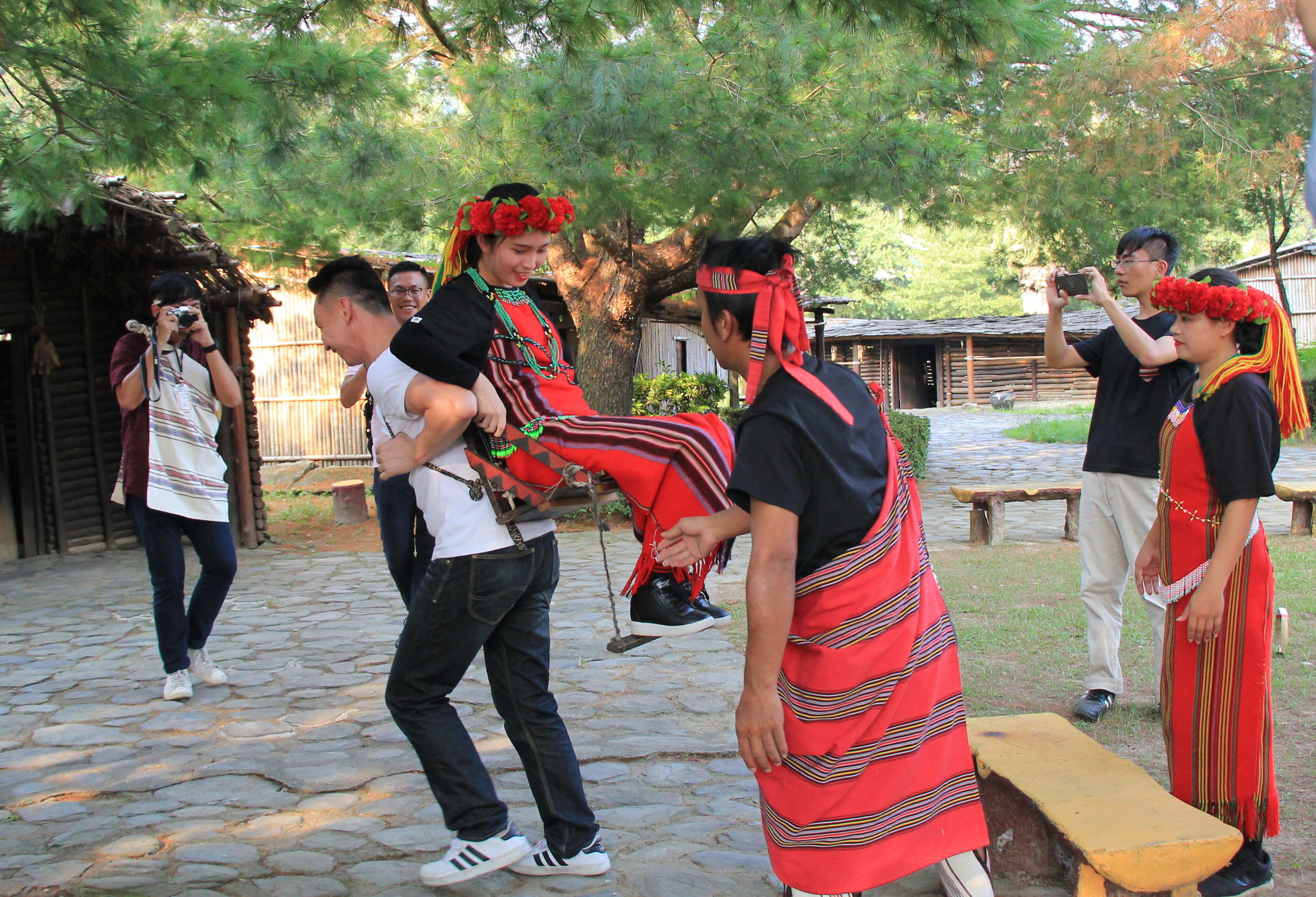 A visitor experience the bride carrying custom of Atayal people - Photo: Dong Nguyen/ Tuoi Tre News