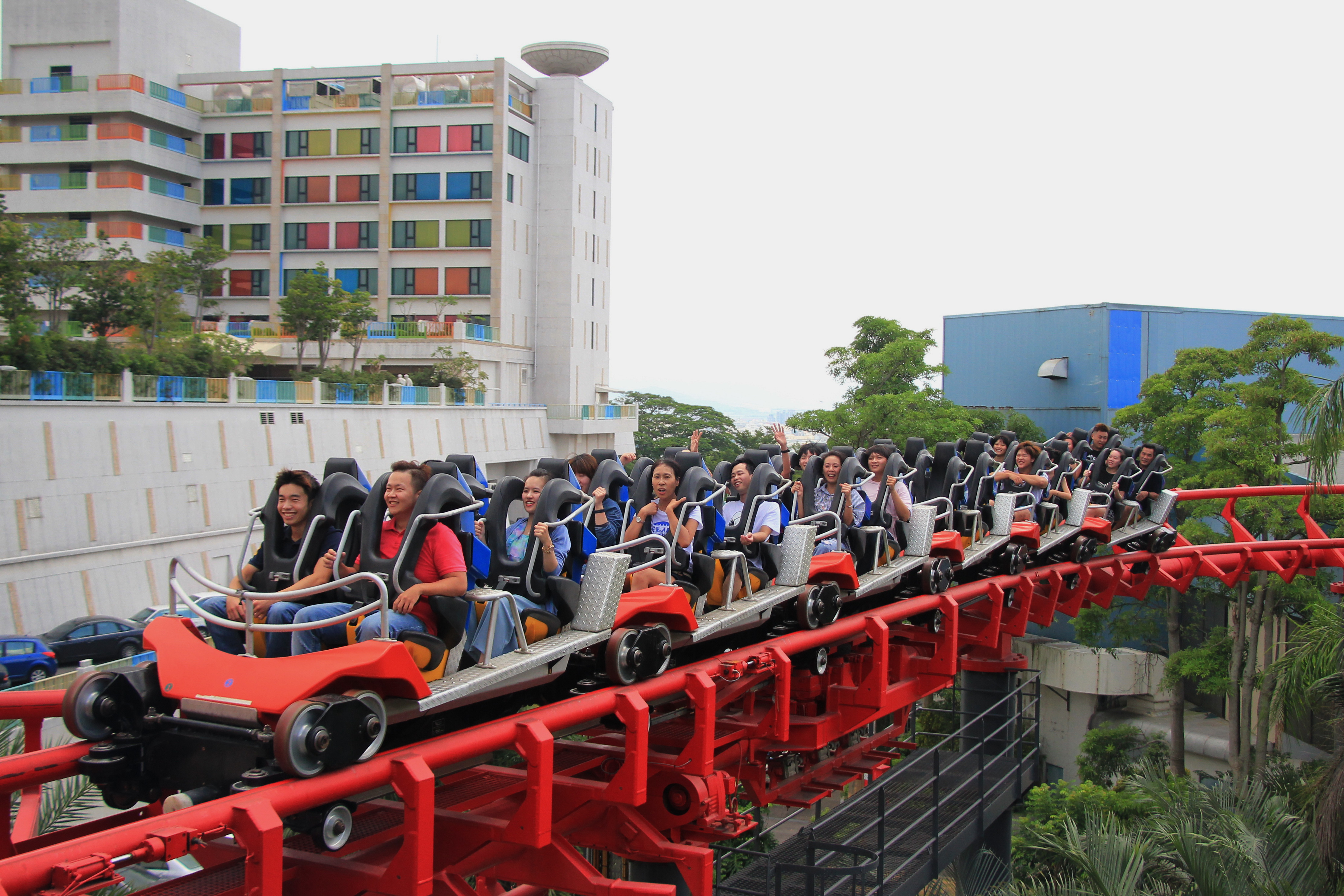 Visitors experience the Gravity Max roller coaster at Lihpao Land theme park in Taichung, Taiwan - Photo: Dong Nguyen/ Tuoi Tre News