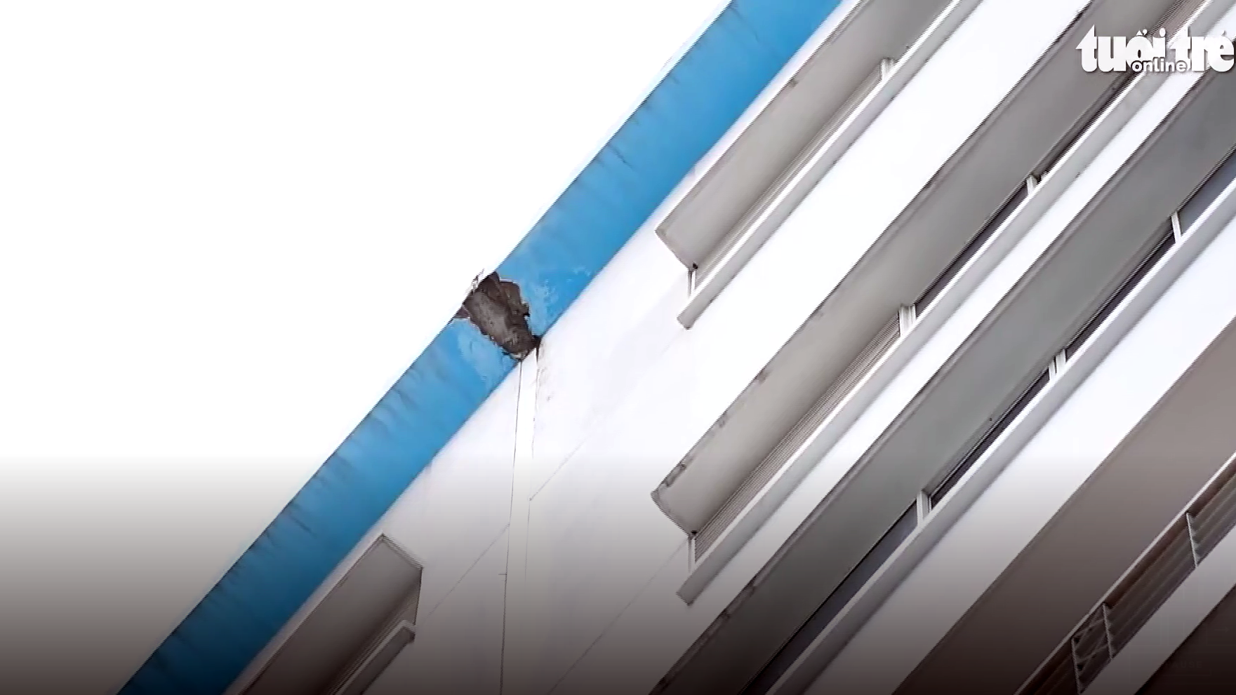 The overhang from which the concrete slab fell off. Photo: Tuoi Tre