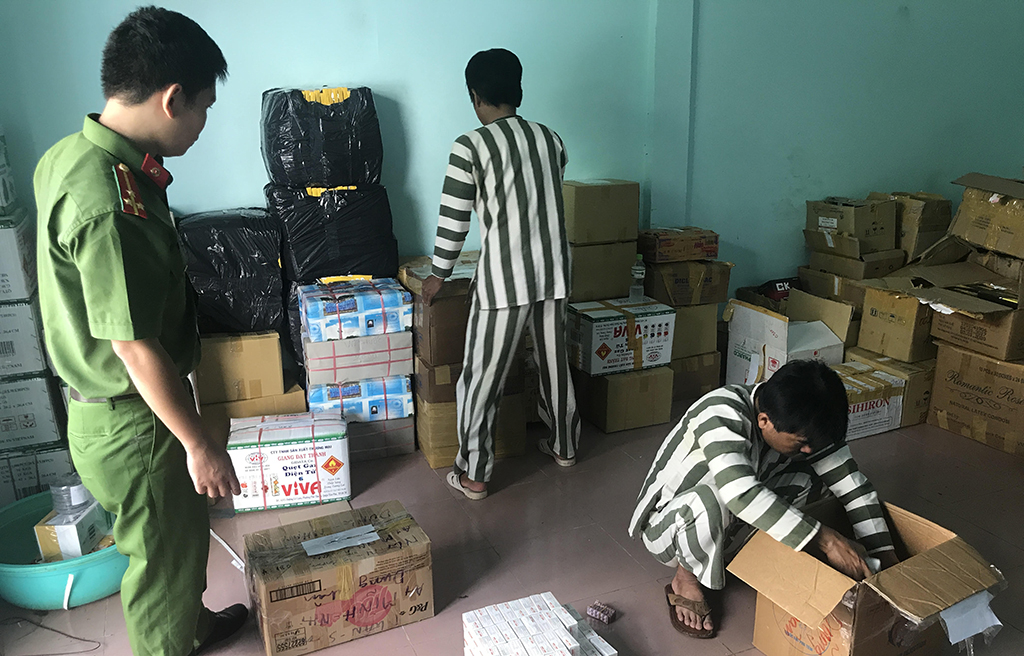 Police break up a ring that manufactures fake medicine in Ho Chi Minh City on September 20, 2017. Photo: Tuoi Tre