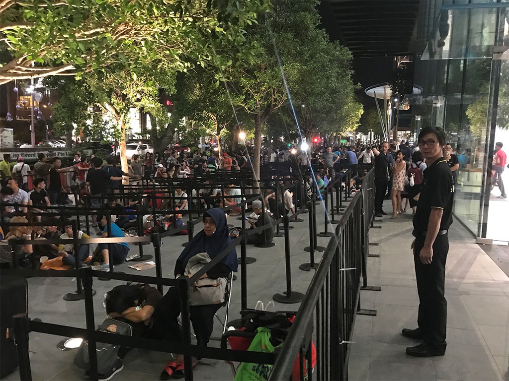 Long lines are seen outside the Apple store along Orchard Road in Singapore, November 2, 2017 Photo: Tuoi Tre