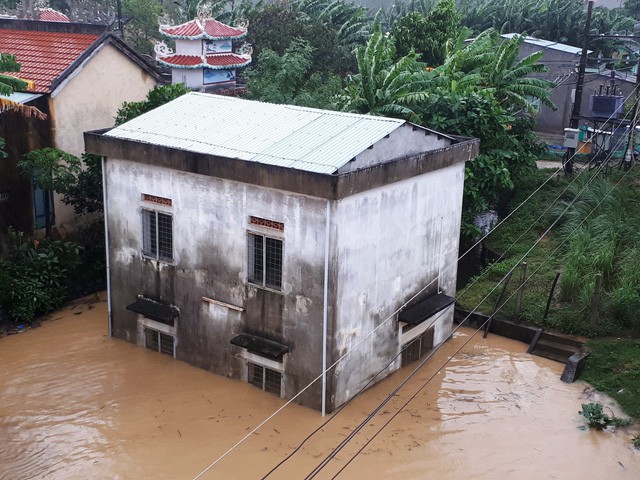 A resident in Dien Ban Town, Quang Nam Provicne, travels on a boat. Photo: Tuoi Tre